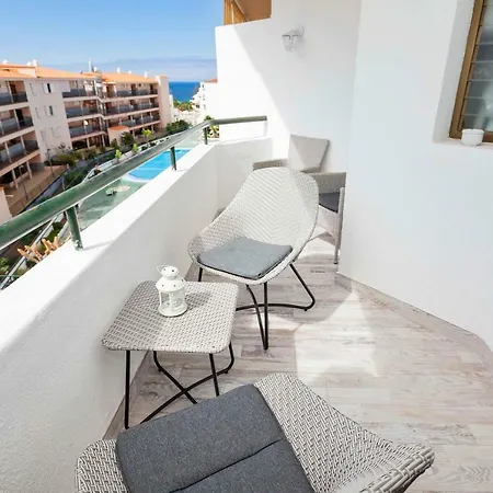 Modern And Bright With Sea View And Pool شقة