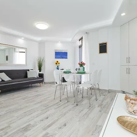 Modern And Bright With Sea View And Pool شقة *