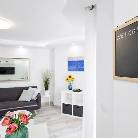 شقة Modern And Bright With Sea View And Pool