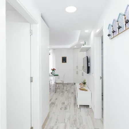 Modern And Bright With Sea View And Pool 아파트